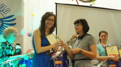 Победитель конкурса 2014 г. Я.Л.Шишкина передаёт награду победителю конкурса 2015 г.